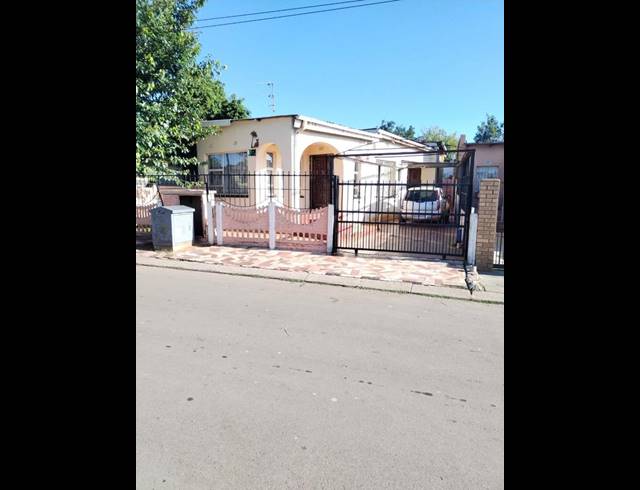 2 BEDROOM HOUSE FOR SALE IN DIEPKLOOF